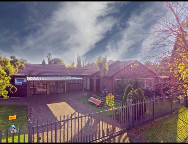 3 BEDROOM HOUSE FOR SALE IN VANDERBIJLPARK SE 3